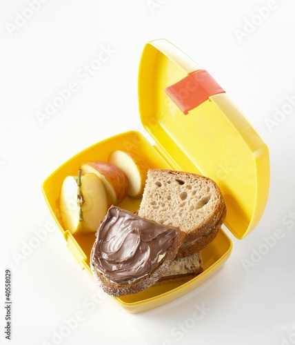 Foto: Nutella sandwiches and apple in lunch box Nutella sandwiches and apple in lunch box