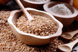 farro in ciotola di legno - due