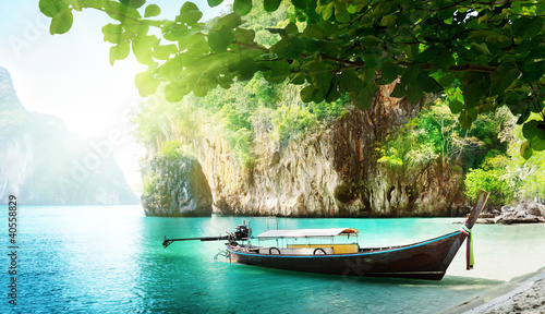 Foto: long boat on island in Thailand long boat on island in Thailand