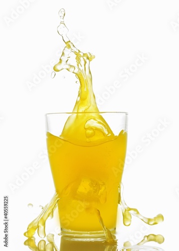 Foto: Orangeade splashing out of a glass Orangeade splashing out of a glass