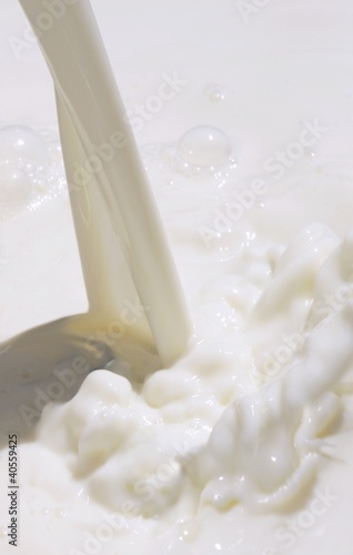 Foto: A stream of milk (full-frame) A stream of milk (full-frame)