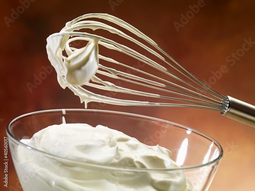 Foto: Whipping cream with a whisk Whipping cream with a whisk