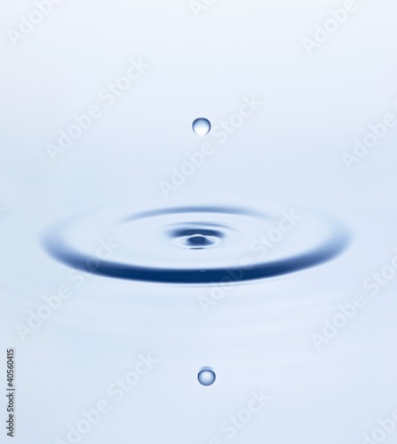 Foto: Drop of water falling into water and making ripples Drop of water falling into water and making ripples