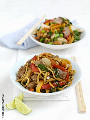 Foto: Fried noodles with beef and peppers Fried noodles with beef and peppers