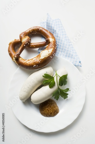 Foto: Two Weisswurst (white sausages) with pretzel and mustard Two Weisswurst (white sausages) with pretzel and mustard