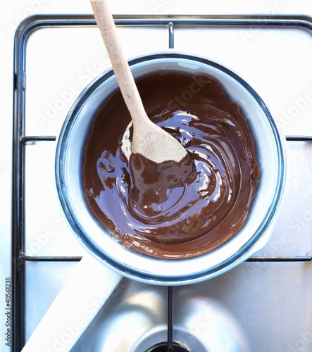 Foto: Pan of melted chocolate on a cooker Pan of melted chocolate on a cooker