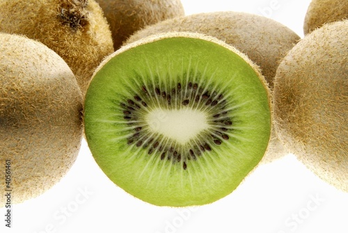 Foto: Half a kiwi fruit surrounded by whole fruit Half a kiwi fruit surrounded by whole fruit