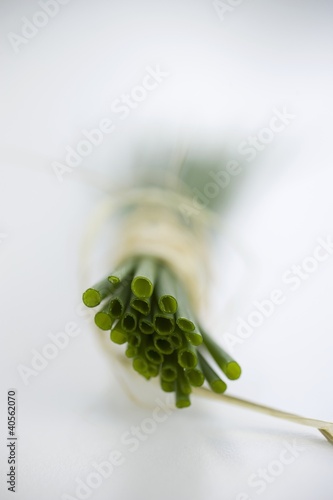 Foto: A bunch of fresh chives, from below A bunch of fresh chives, from below