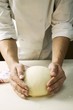 Foto: Forming pizza dough into a ball Forming pizza dough into a ball