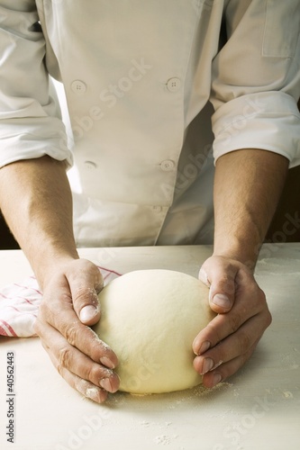 Foto: Forming pizza dough into a ball Forming pizza dough into a ball