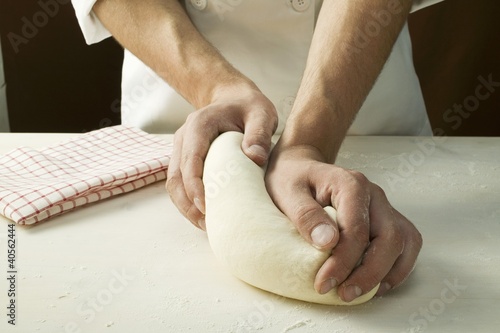 Foto: Kneading pizza dough Kneading pizza dough
