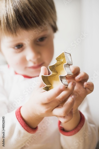 Foto: Small boy cutting out a biscuit Small boy cutting out a biscuit
