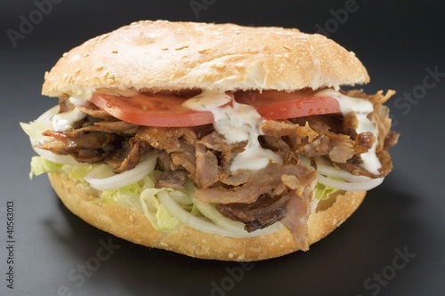 Photo: Döner kebab with onions, tomatoes and yoghurt sauce Döner kebab with onions, tomatoes and yoghurt sauce