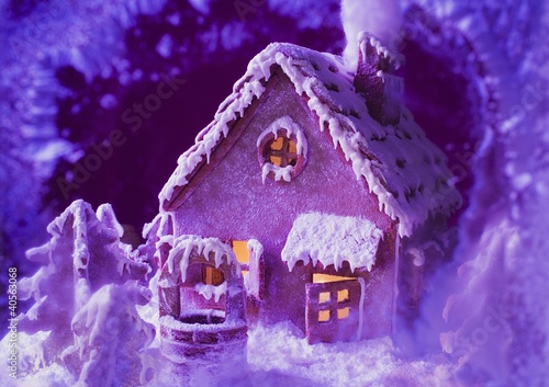 Foto: Gingerbread house in purple light Gingerbread house in purple light