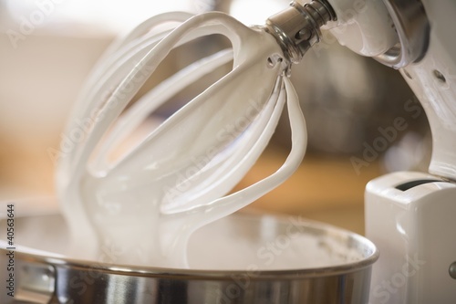 Foto: Whipped cream on balloon whisk of food mixer Whipped cream on balloon whisk of food mixer