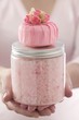 Foto: Hands holding pink bath salts and scented soap Hands holding pink bath salts and scented soap
