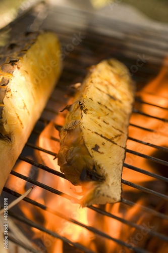 Foto: Pineapple on barbecue grill rack Pineapple on barbecue grill rack
