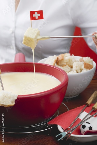 Foto: Woman eating cheese fondue Woman eating cheese fondue