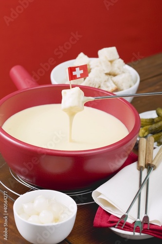 Foto: Cheese fondue with Swiss flag Cheese fondue with Swiss flag