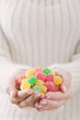 Foto: Hands holding coloured sugar-coated jelly sweets Hands holding coloured sugar-coated jelly sweets