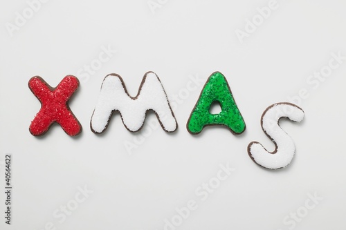 Foto: The word XMAS in iced chocolate letters The word XMAS in iced chocolate letters