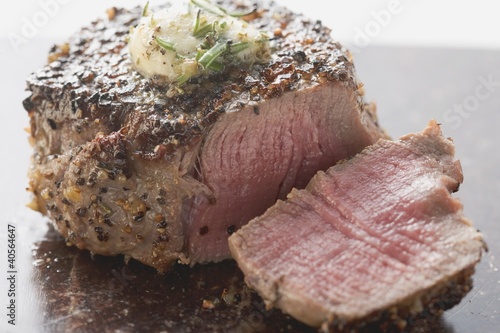 Foto: Peppered steak with herb butter, a slice cut off Peppered steak with herb butter, a slice cut off