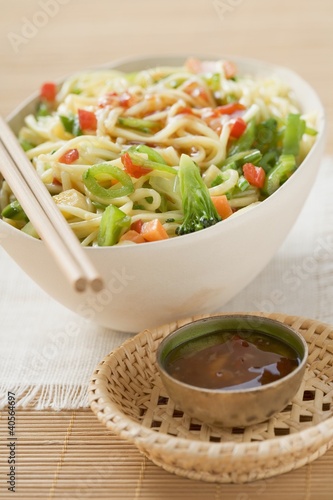 Foto: Fried noodles with vegetables and chilli sauce (Asia) Fried noodles with vegetables and chilli sauce (Asia)