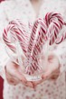 Foto: Woman holding glass of candy canes Woman holding glass of candy canes