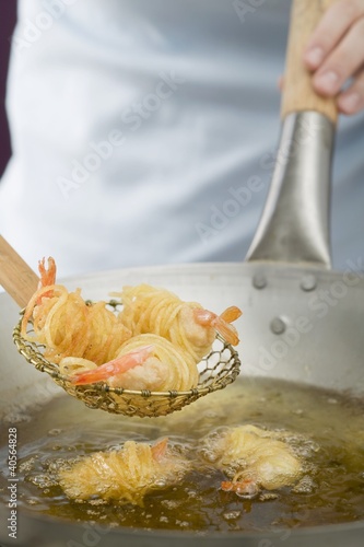 Photo: Deep-frying noodle-wrapped prawns in wok Deep-frying noodle-wrapped prawns in wok
