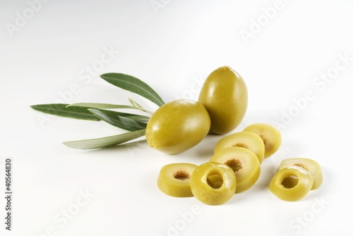 Foto: Green olives, whole and sliced Green olives, whole and sliced