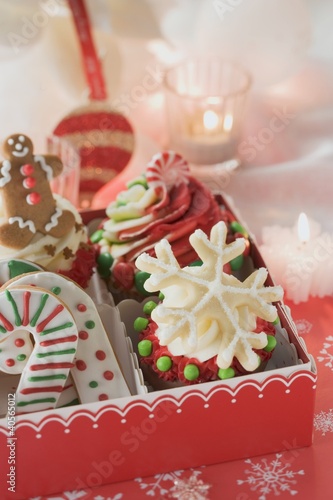 Foto: Cupcakes and Christmas biscuits to give as a gift Cupcakes and Christmas biscuits to give as a gift