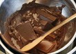 Foto: Melting chocolate couverture over bain-marie Melting chocolate couverture over bain-marie