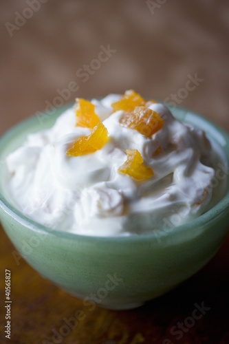 Foto: Bowl of Greek Yogurt with Apricot Bowl of Greek Yogurt with Apricot
