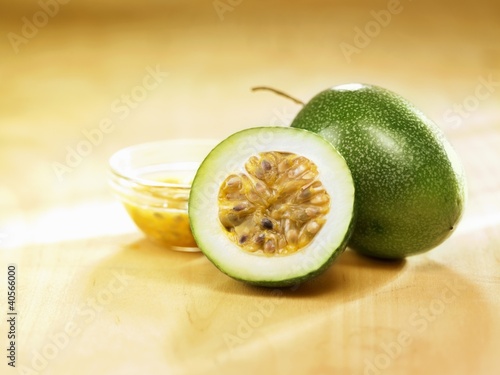 Foto: Passion fruit, whole and half Passion fruit, whole and half