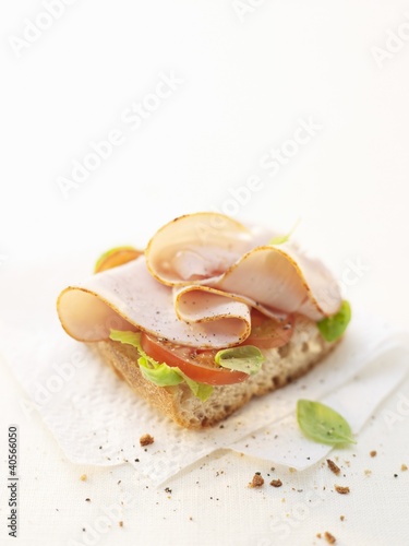 Foto: Smoked chicken breast on baguette Smoked chicken breast on baguette