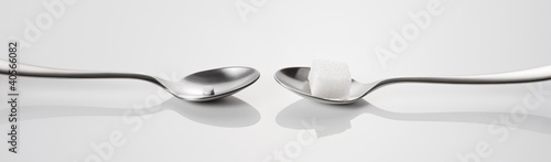 Photo: Two spoons, one with a sweetener, one with a sugar cube Two spoons, one with a sweetener, one with a sugar cube