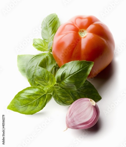 Foto: Tomato, basil and garlic clove Tomato, basil and garlic clove