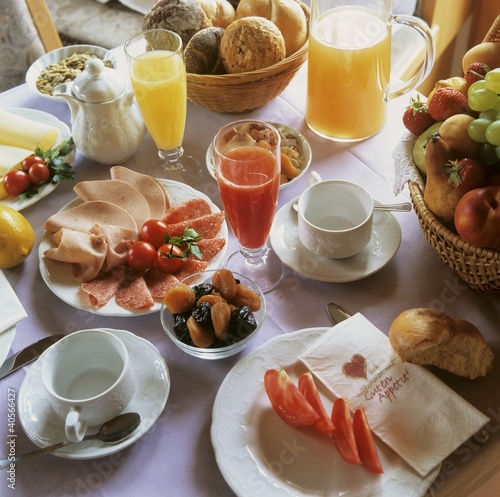 Foto: Breakfast table with juices, cold cuts and fruit Breakfast table with juices, cold cuts and fruit
