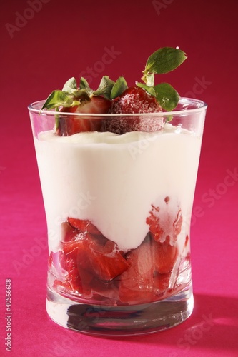 Foto: Strawberry yoghurt in a glass Strawberry yoghurt in a glass