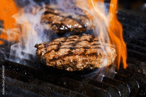 Foto: Flame grilled burgers on the grill Flame grilled burgers on the grill