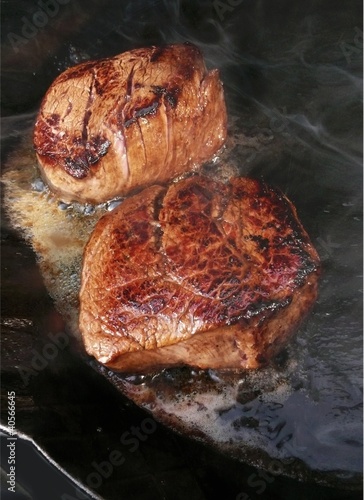 Foto: Fillet steaks sizzling in frying pan Fillet steaks sizzling in frying pan