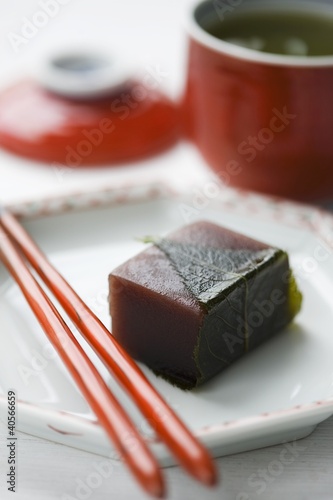 Foto: Chestnut wagashi with shiso leaf (Sweet, Japan) Chestnut wagashi with shiso leaf (Sweet, Japan)