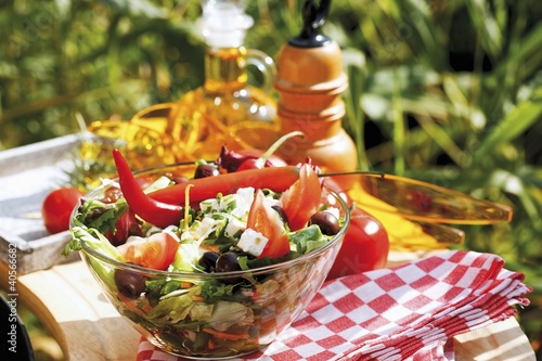 Foto: Greek salad on table out of doors Greek salad on table out of doors