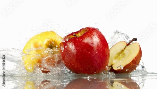 Foto: Red and yellow apples with splashing water Red and yellow apples with splashing water