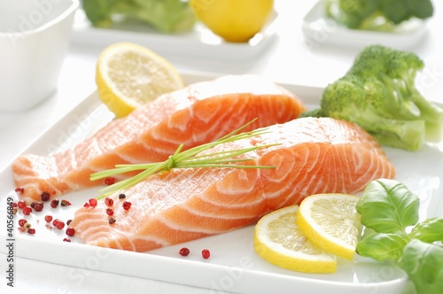 Foto: Raw salmon fillet, lemon slices, basil and broccoli Raw salmon fillet, lemon slices, basil and broccoli