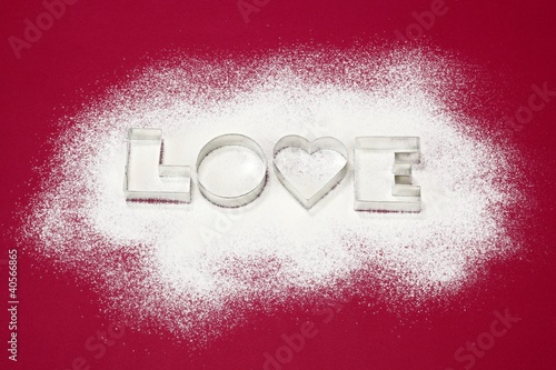 Foto: Biscuits cutters for 'LOVE' biscuits on icing sugar Biscuits cutters for 'LOVE' biscuits on icing sugar