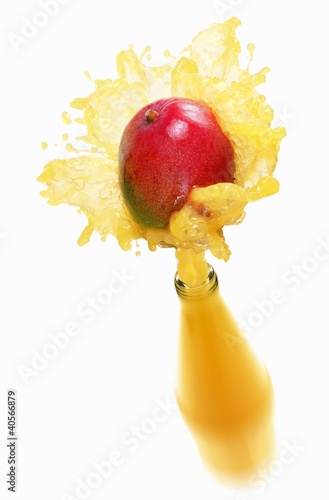 Foto: Mango juice splashing out of bottle Mango juice splashing out of bottle