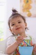 Foto: Girl eating pasta with bolognese sauce Girl eating pasta with bolognese sauce