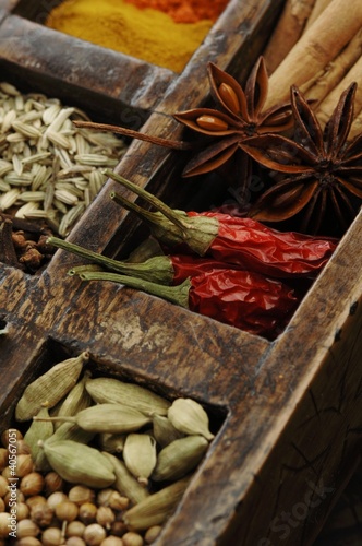 Photo: Assorted spices in wooden box (close-up) Assorted spices in wooden box (close-up)
