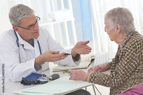 Photo: CONSULTATION MÉDICALE - Femme âgée CONSULTATION MÉDICALE - Femme âgée